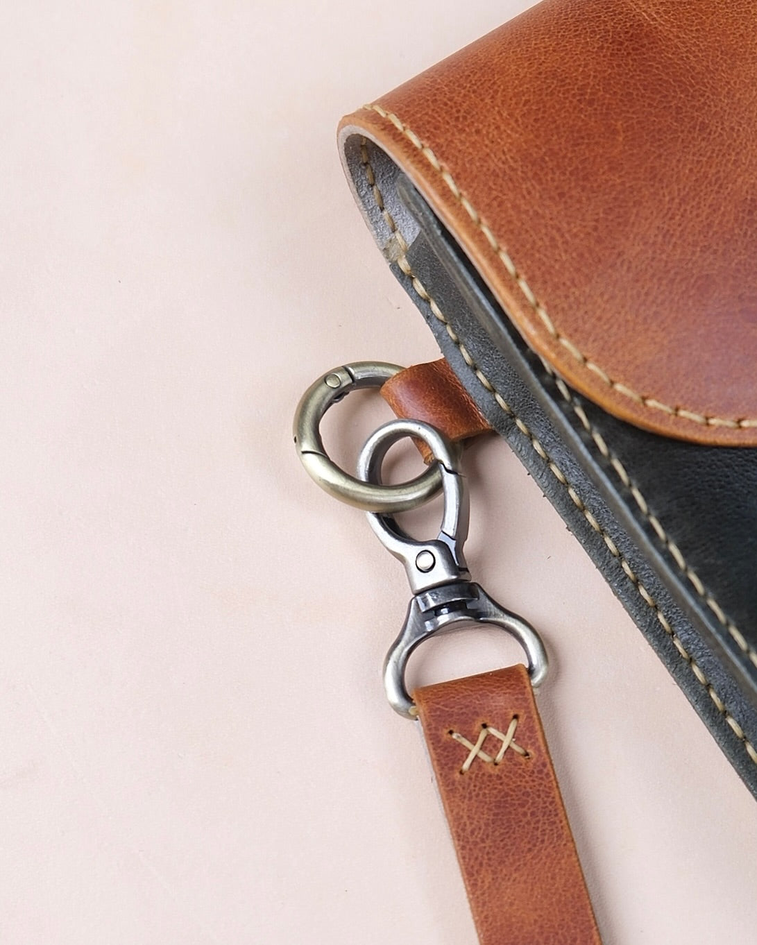 Bileklikli Siyah Deri Clutch — Dabi Deri el yapımı